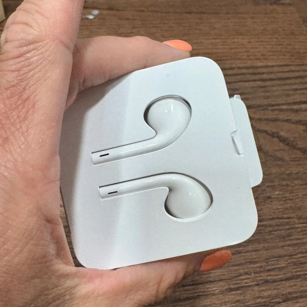 Apple EarPods Wired Headphones Lightning Connector White  A1748 New